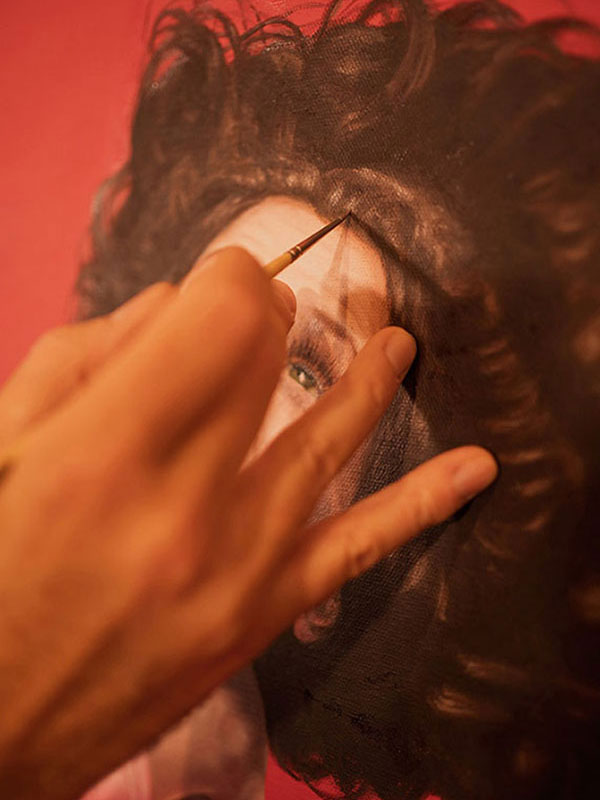 Filio Acosta Del Río trabajando en su estudio